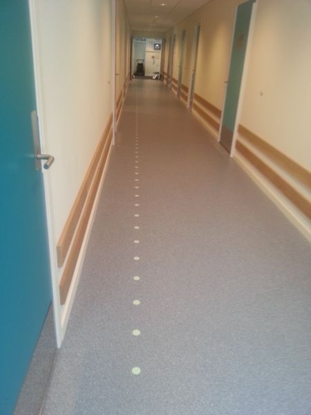 Efterlysande cirkel &oslash;40 mm. utan lim, vinyl/aluminium