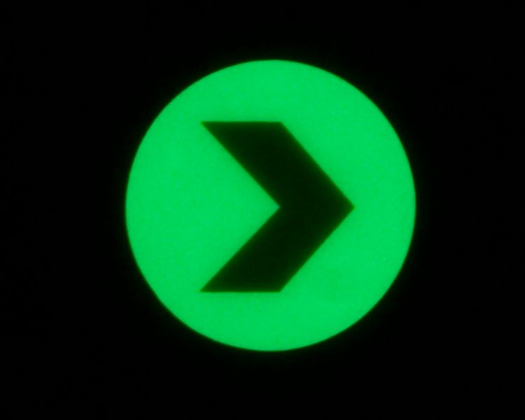 Efterlysande cirkel m/Pil i vinyl &oslash;40 mm, Extra l&aring;ng urladdning